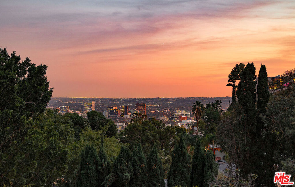 1424 Rising Glen Road