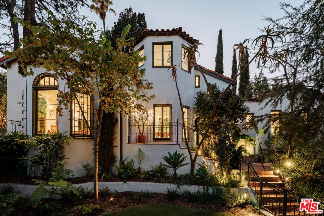 6823 Iris Cir