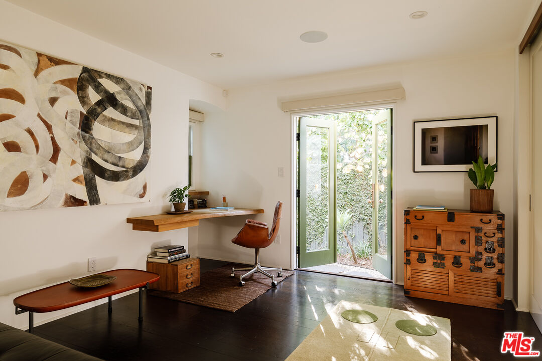 6823 Iris Cir