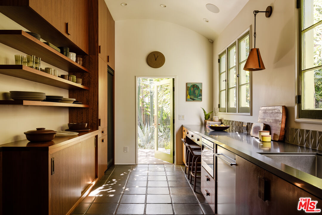 6823 Iris Cir