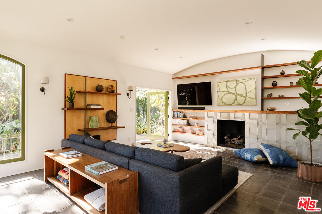 6823 Iris Cir