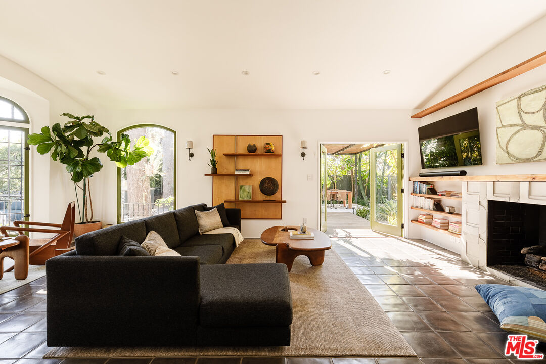 6823 Iris Cir