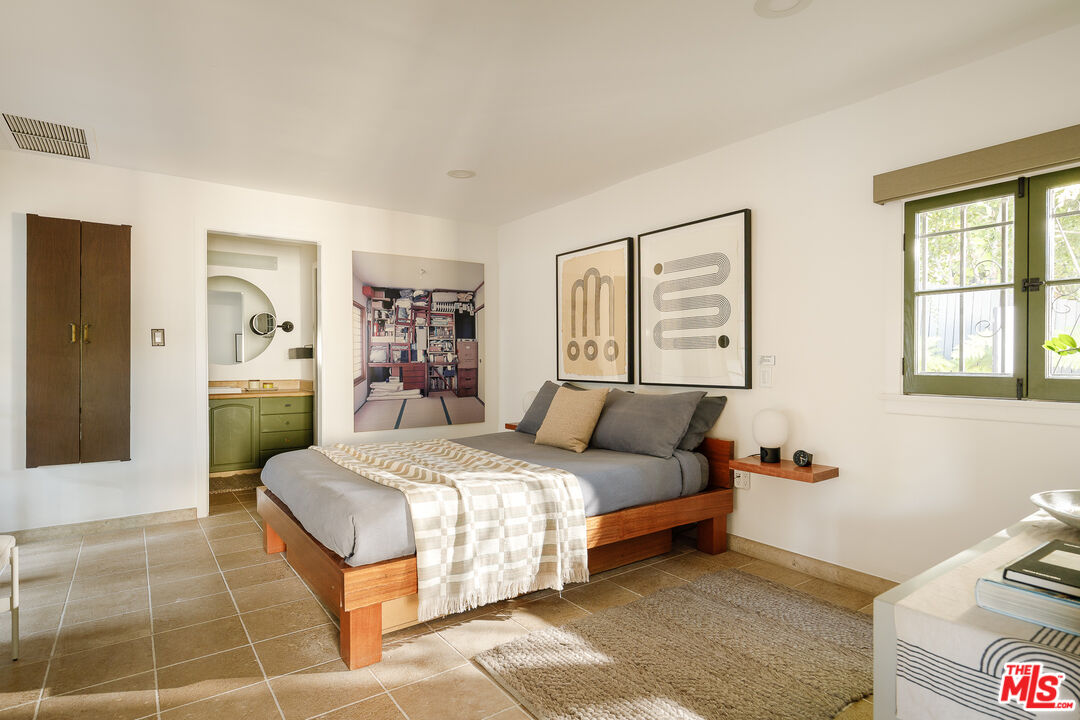 6823 Iris Cir