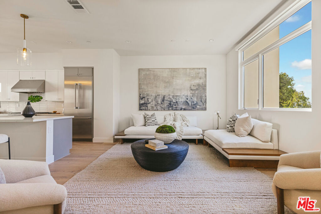 3218 S Barrington Avenue