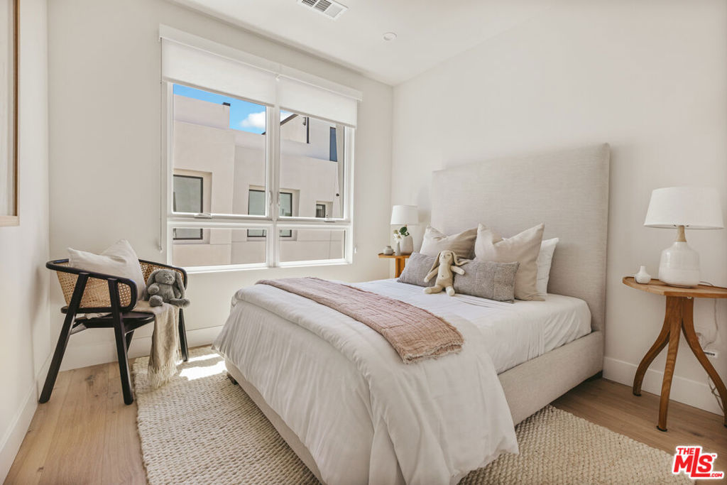 3218 S Barrington Avenue