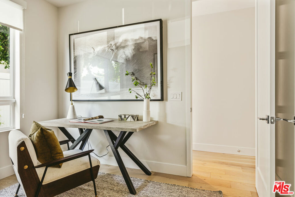 3218 S Barrington Avenue