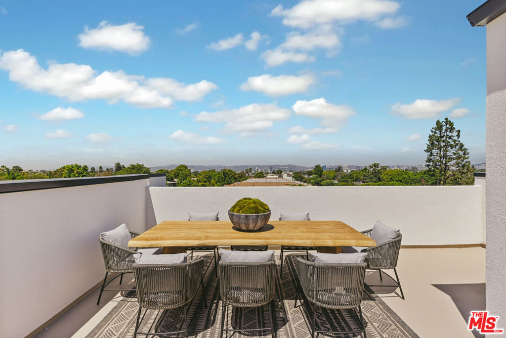 3218 S Barrington Avenue