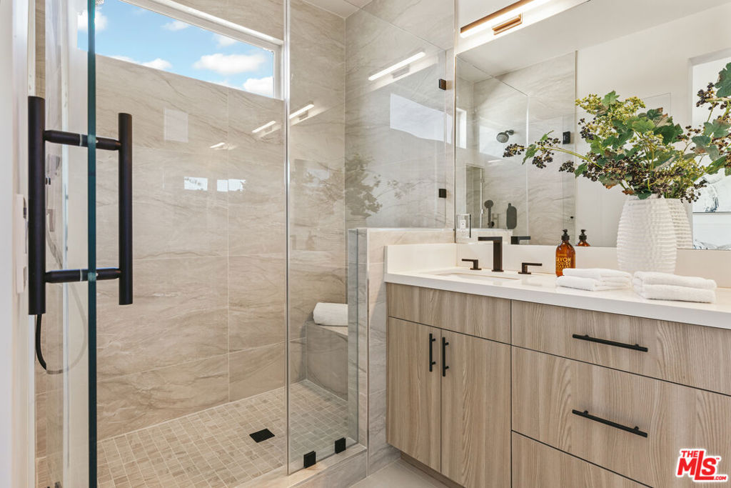 3218 S Barrington Avenue