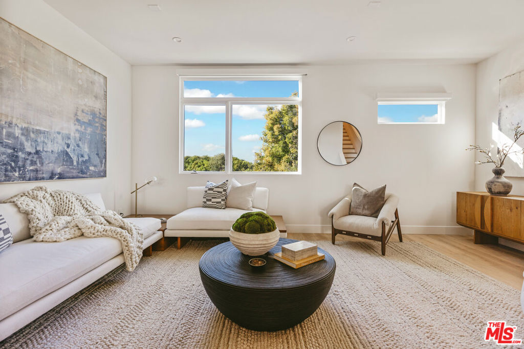 3220 S Barrington Avenue