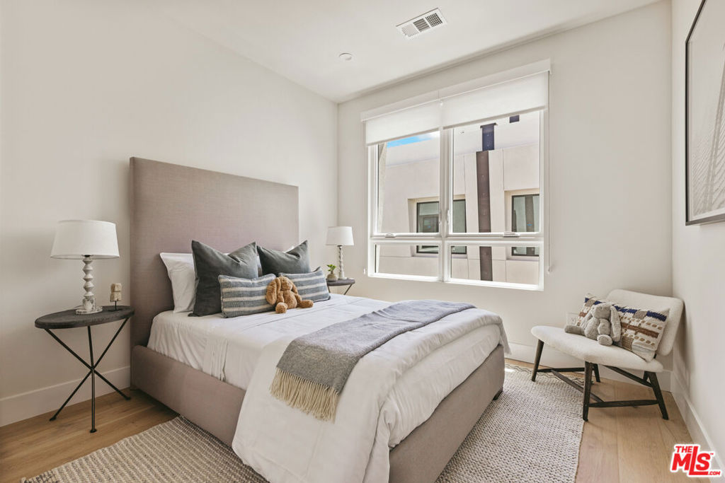 3220 S Barrington Avenue