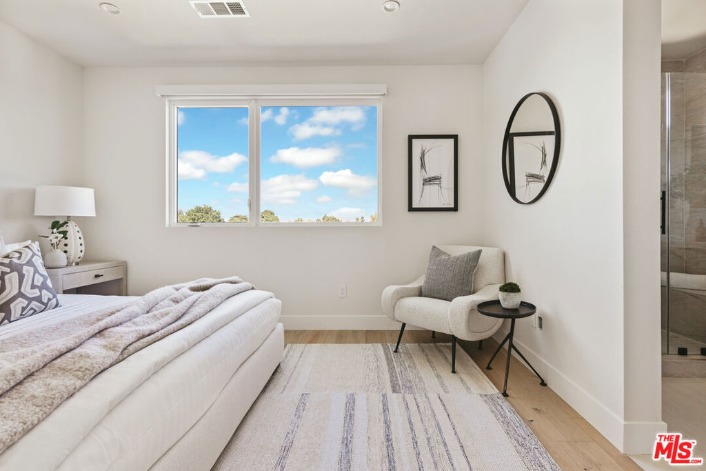 3220 S Barrington Avenue