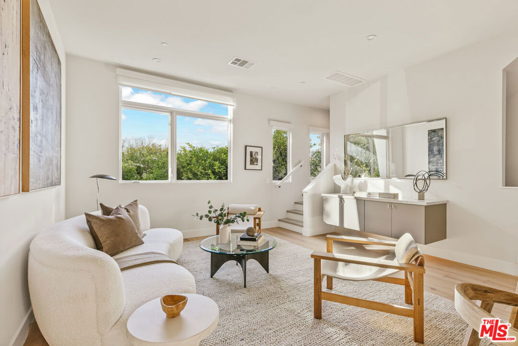 3222 S Barrington Avenue