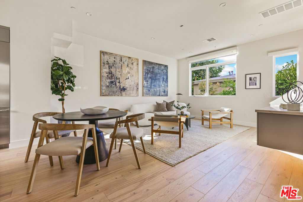 3222 S Barrington Avenue