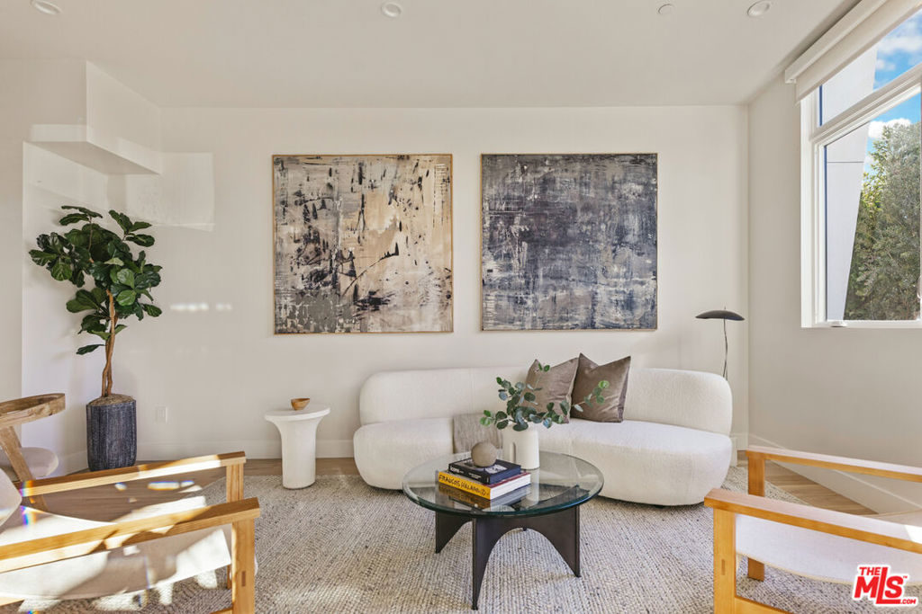 3222 S Barrington Avenue