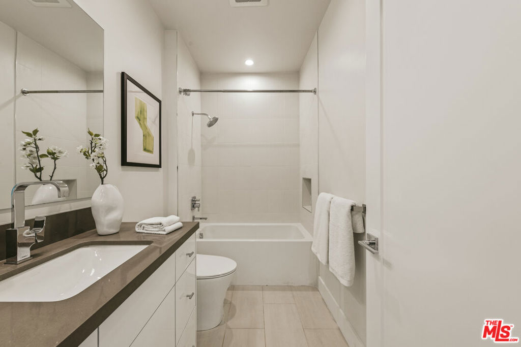 3222 S Barrington Avenue