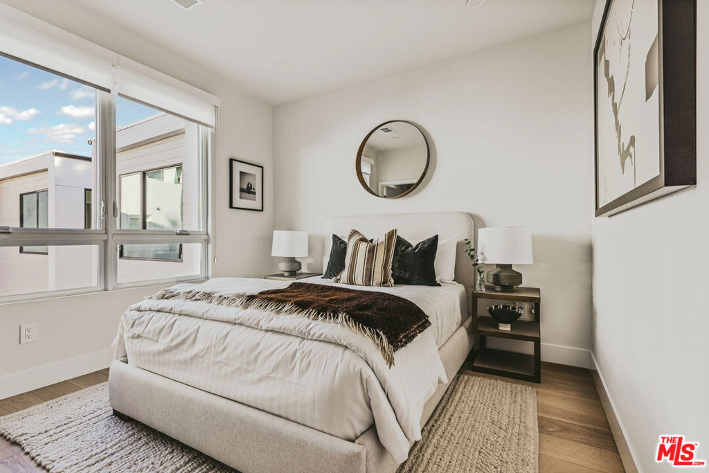 3222 S Barrington Avenue