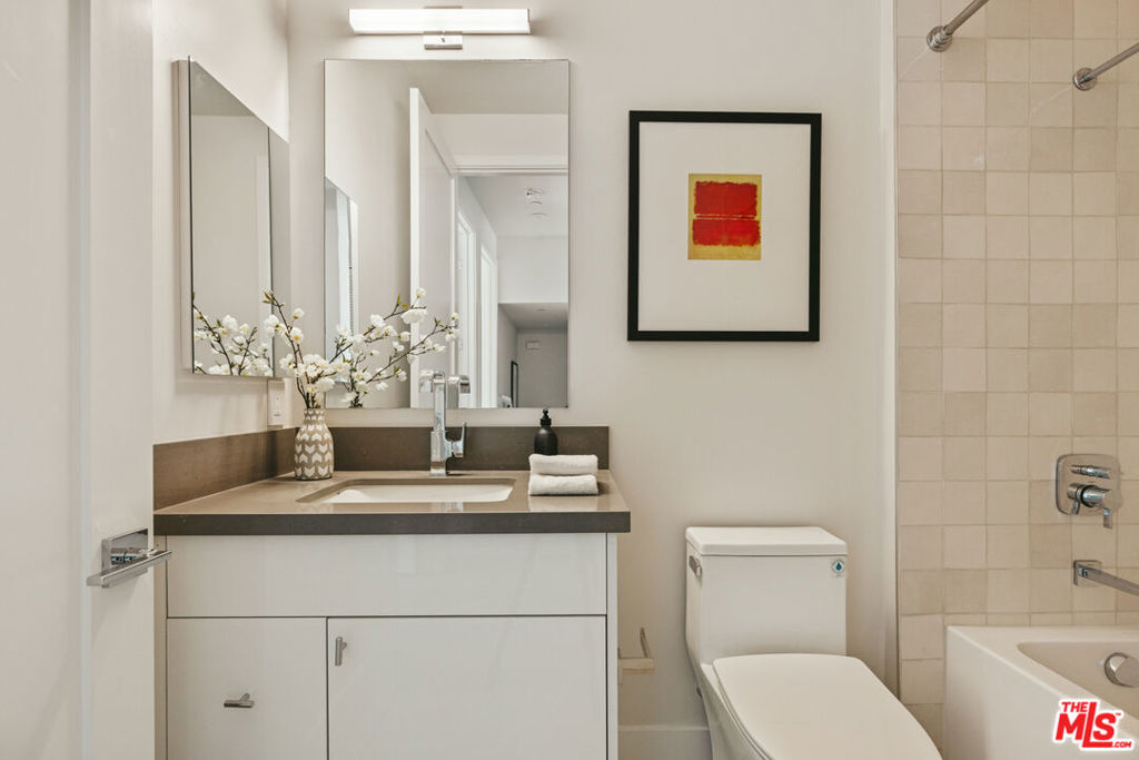 3220 S Barrington Avenue