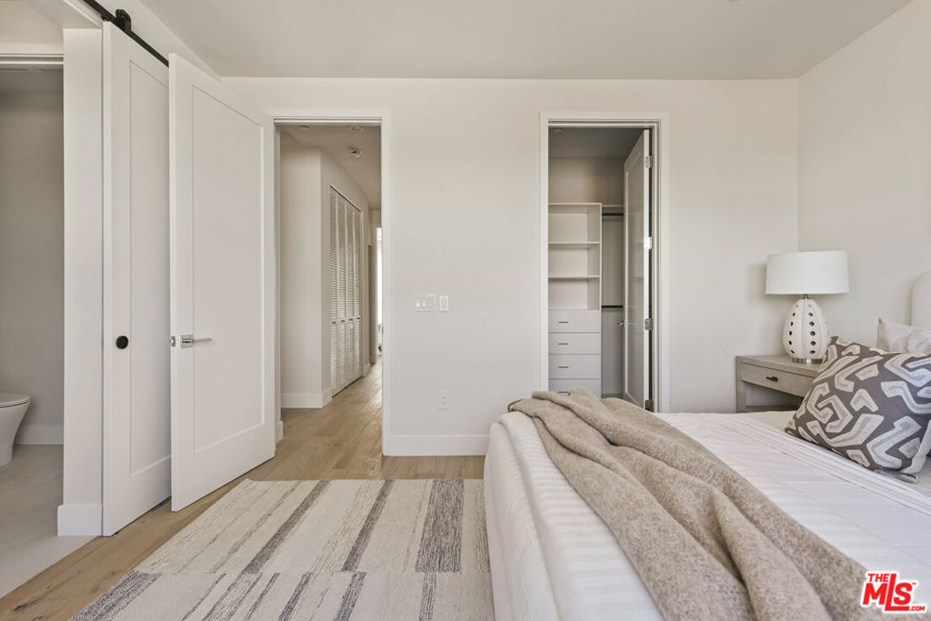 3220 S Barrington Avenue