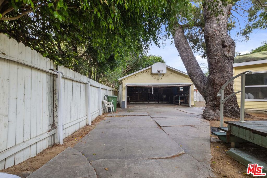 3942 Bledsoe Avenue