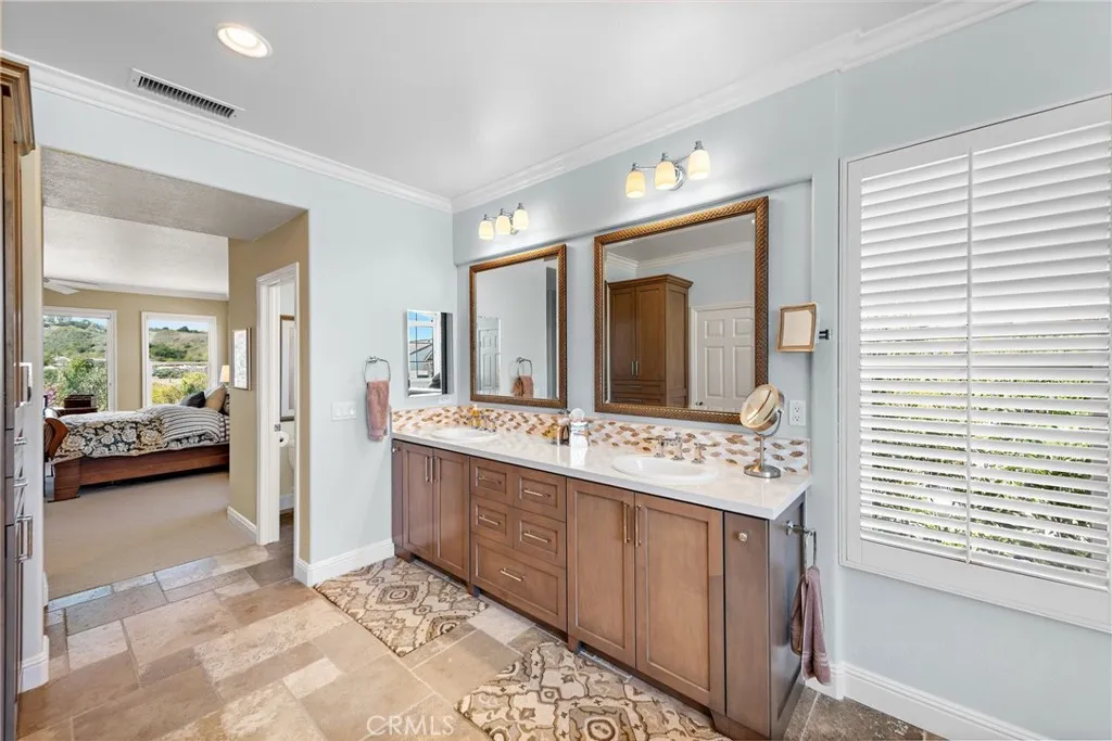 2 Williamsburg Lane