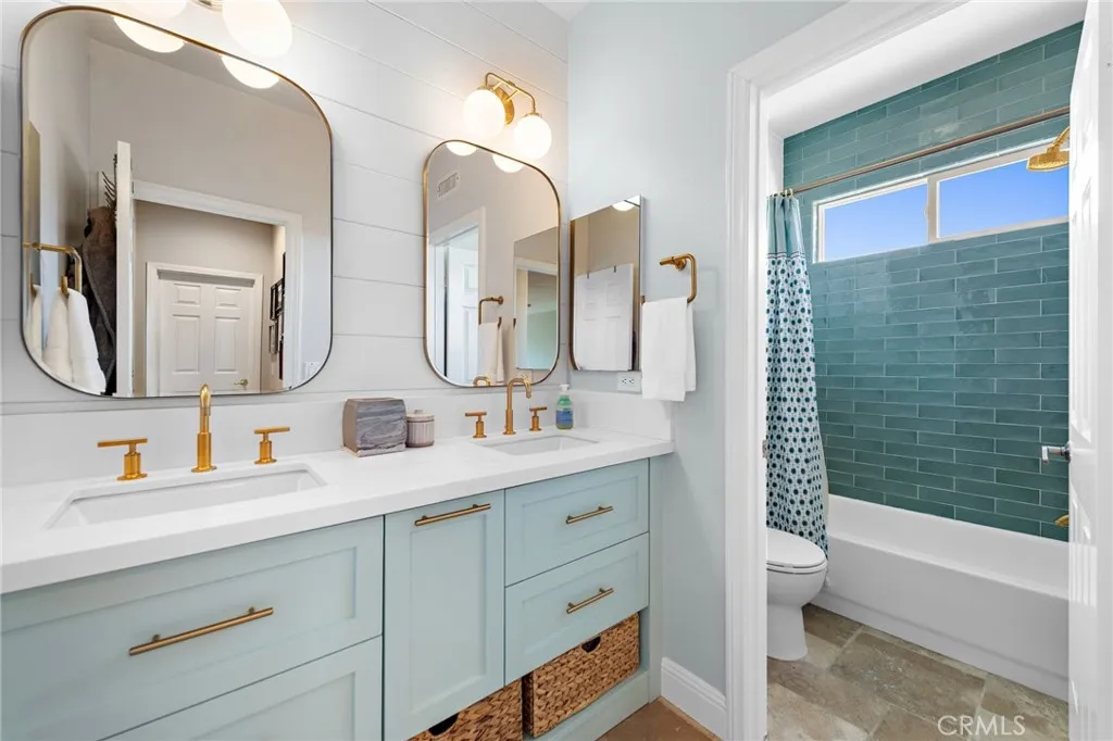 2 Williamsburg Lane
