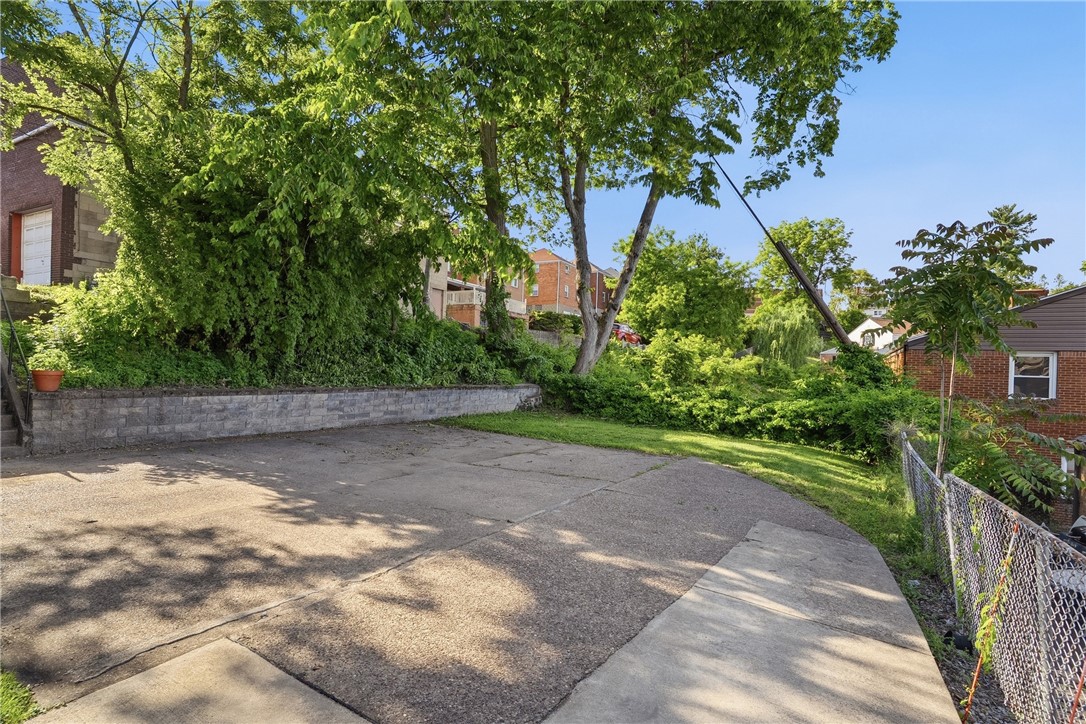 11 E Willock Rd
