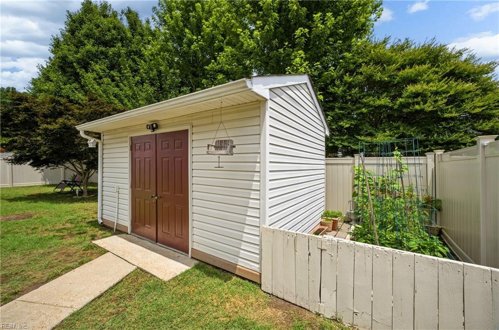 831 Holbrook DR