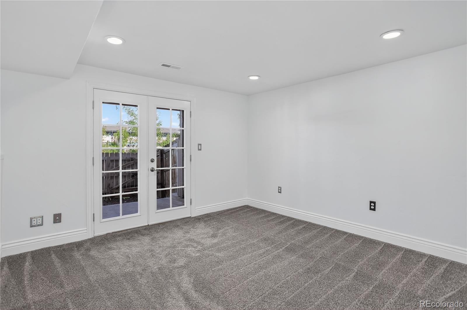 2561 E Nichols Circle