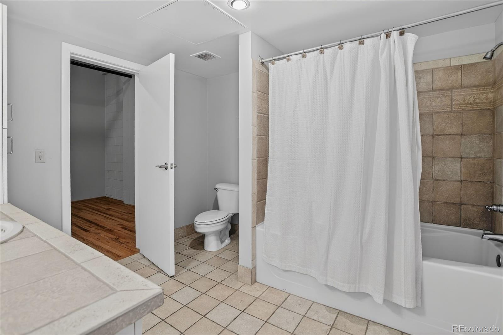 1800 Lawrence Street Unit: 207