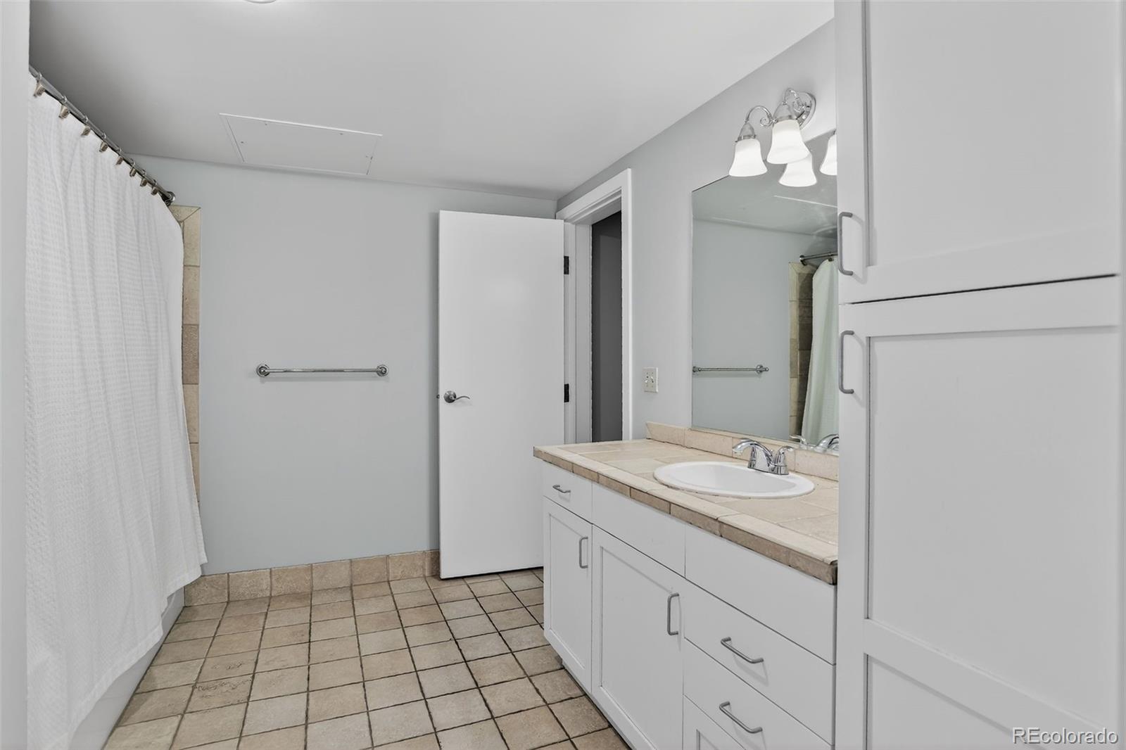 1800 Lawrence Street Unit: 207