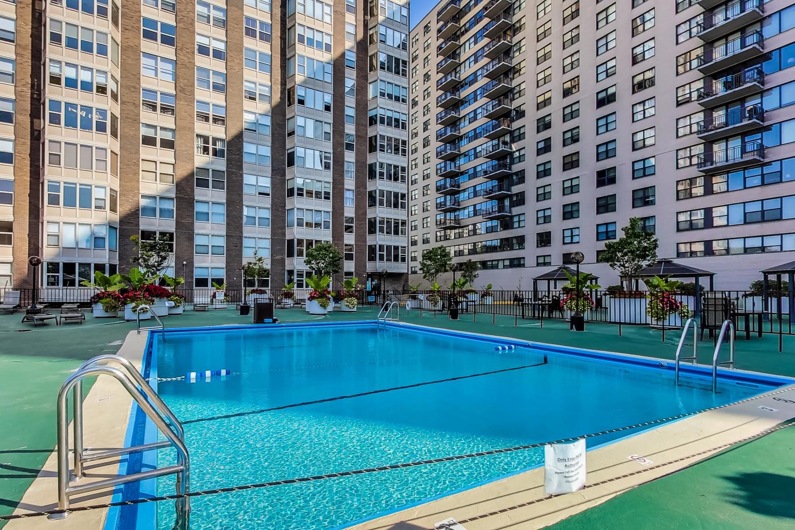 525 W Hawthorne Place Unit: 404