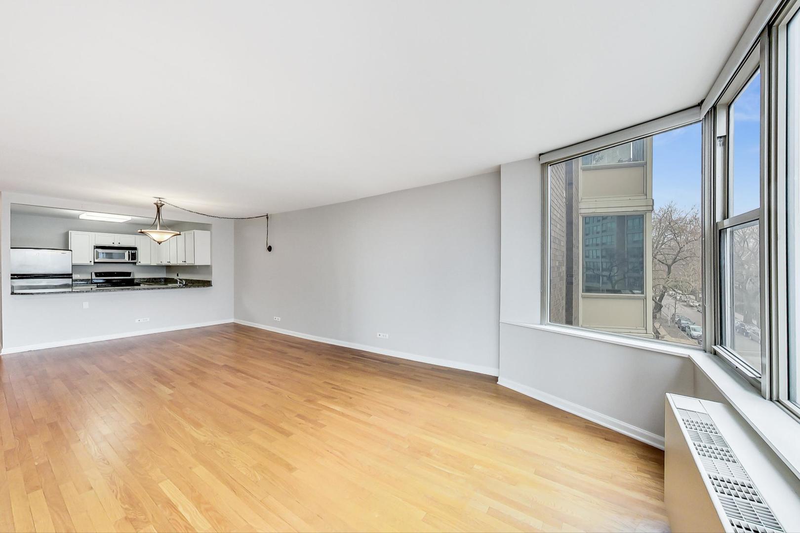 525 W Hawthorne Place Unit: 404