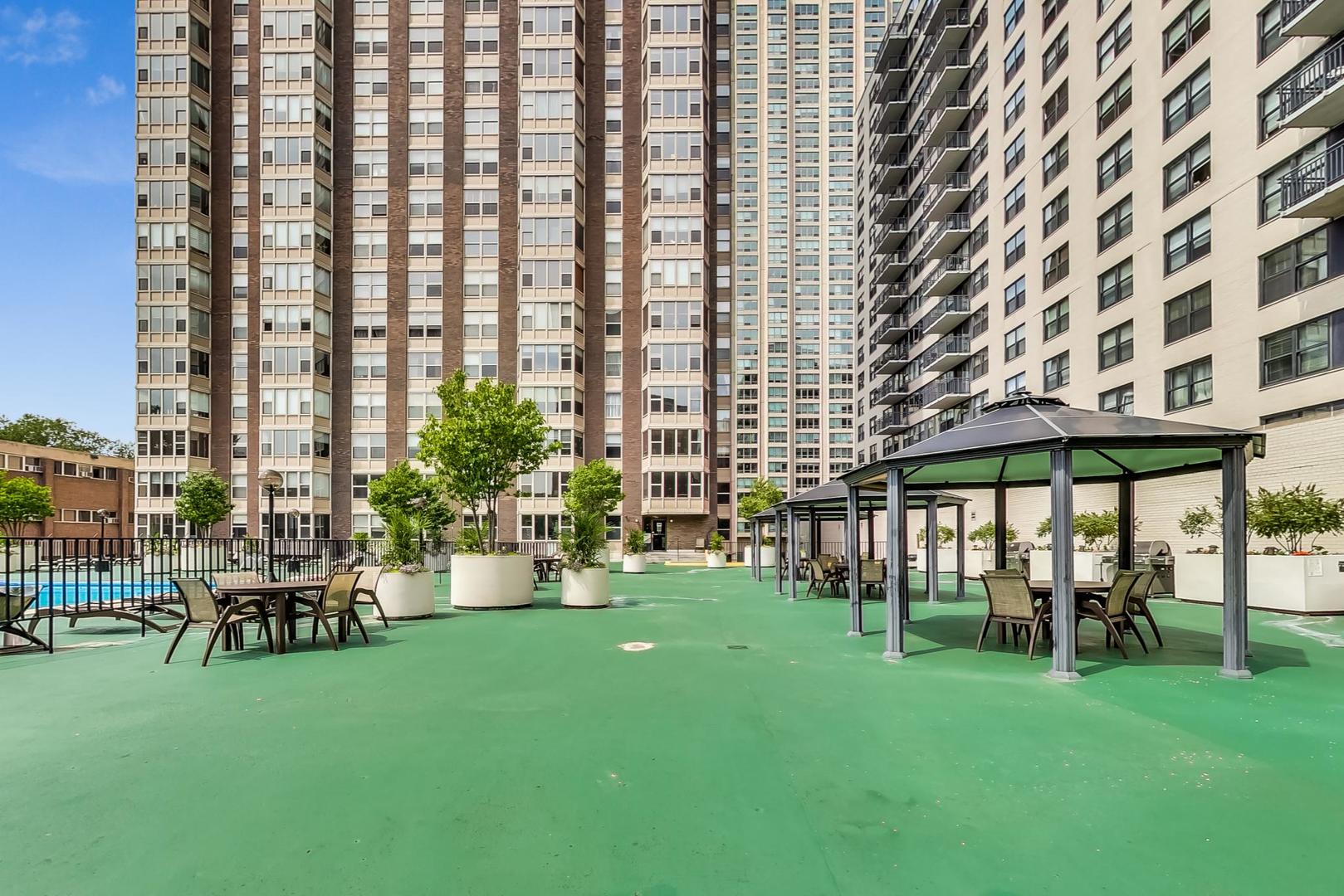 525 W Hawthorne Place Unit: 404