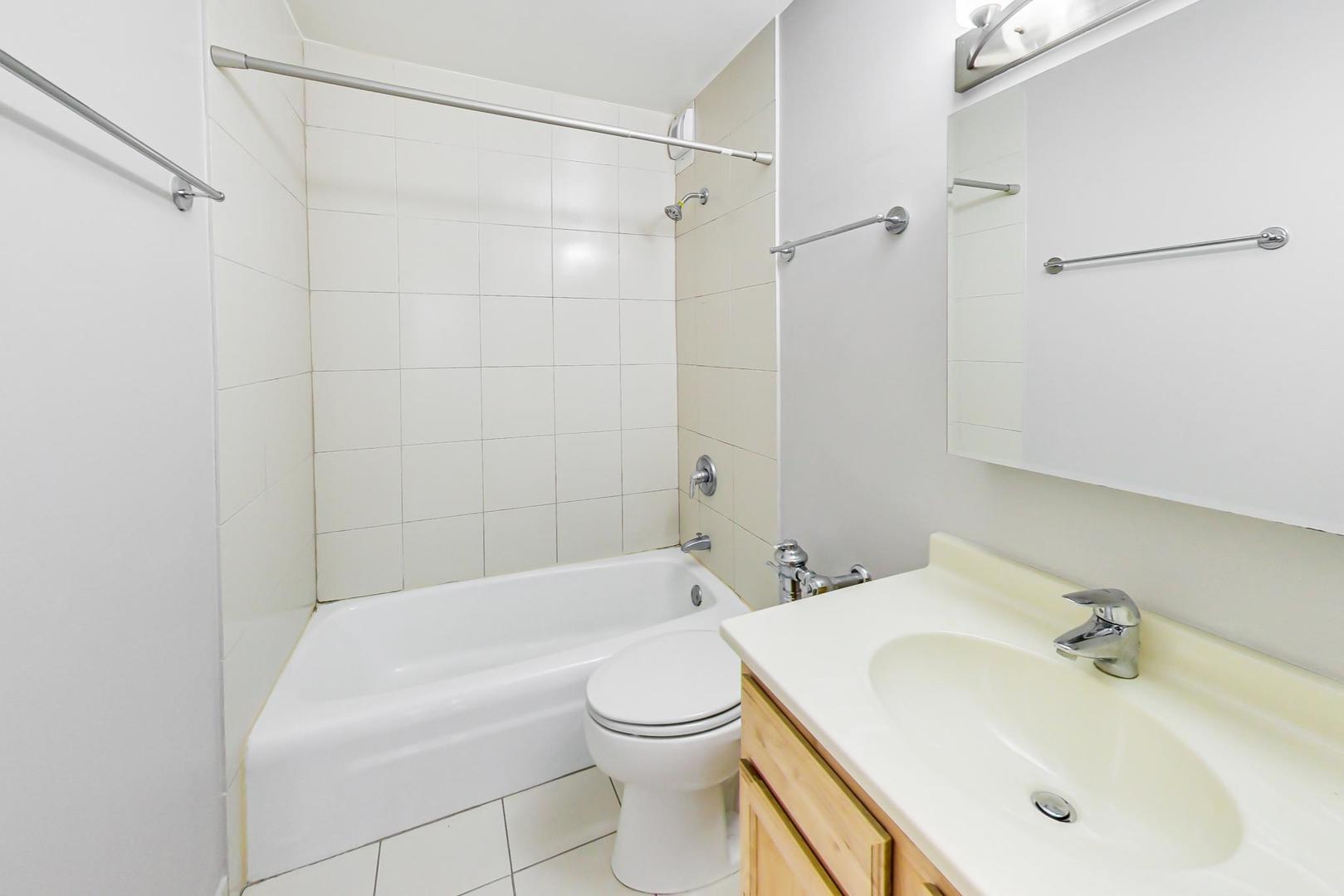 525 W Hawthorne Place Unit: 404