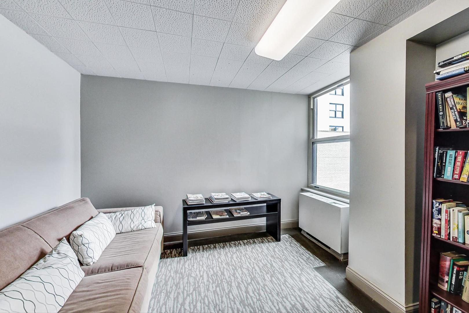 525 W Hawthorne Place Unit: 404