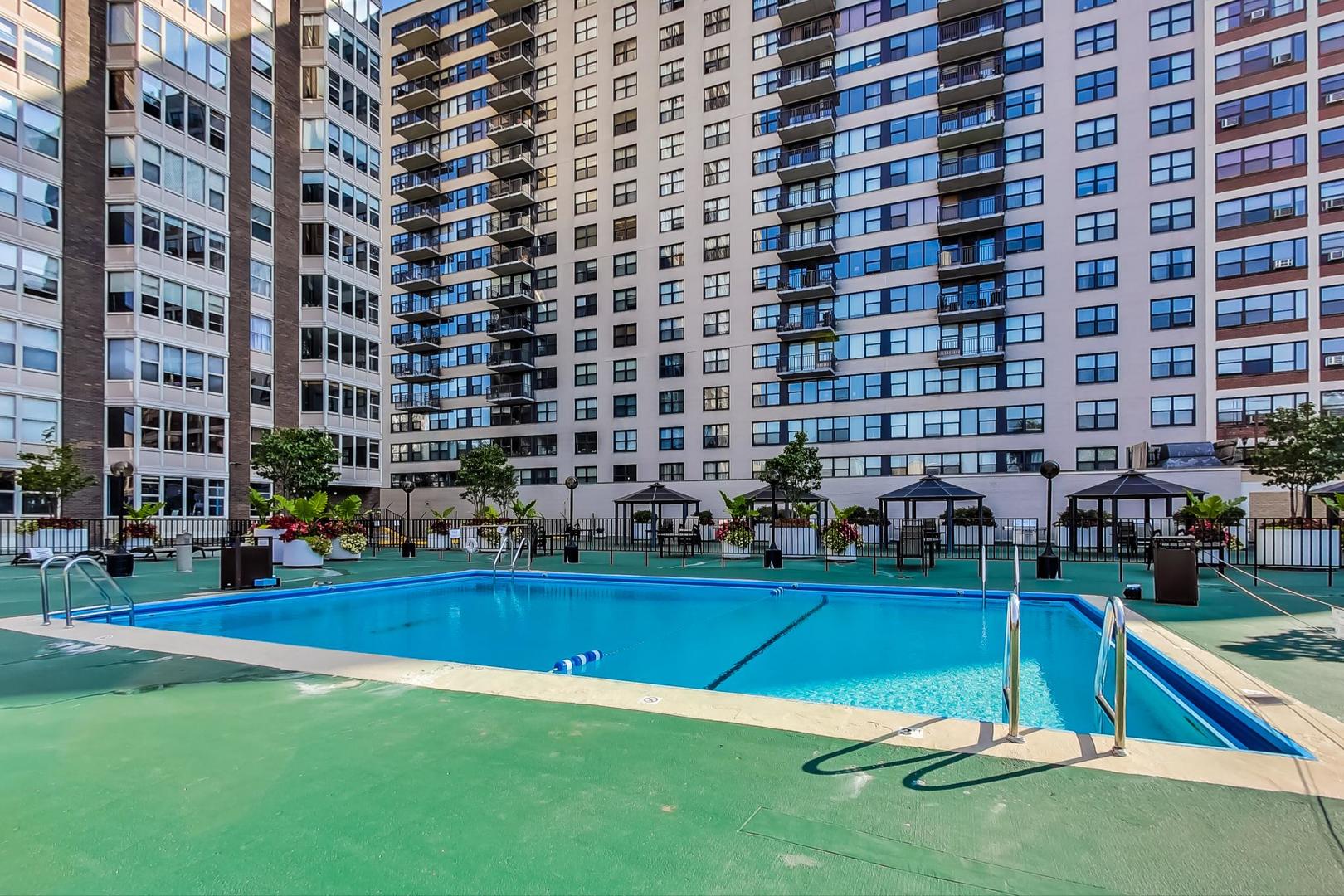 525 W Hawthorne Place Unit: 404