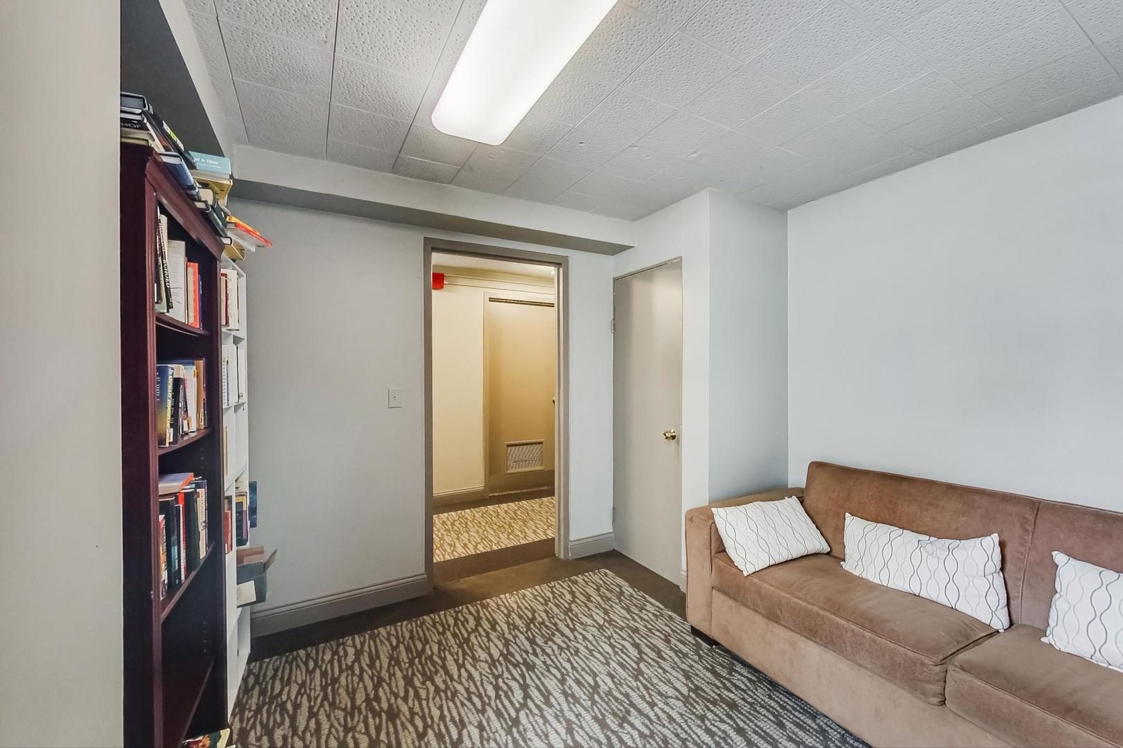 525 W Hawthorne Place Unit: 404