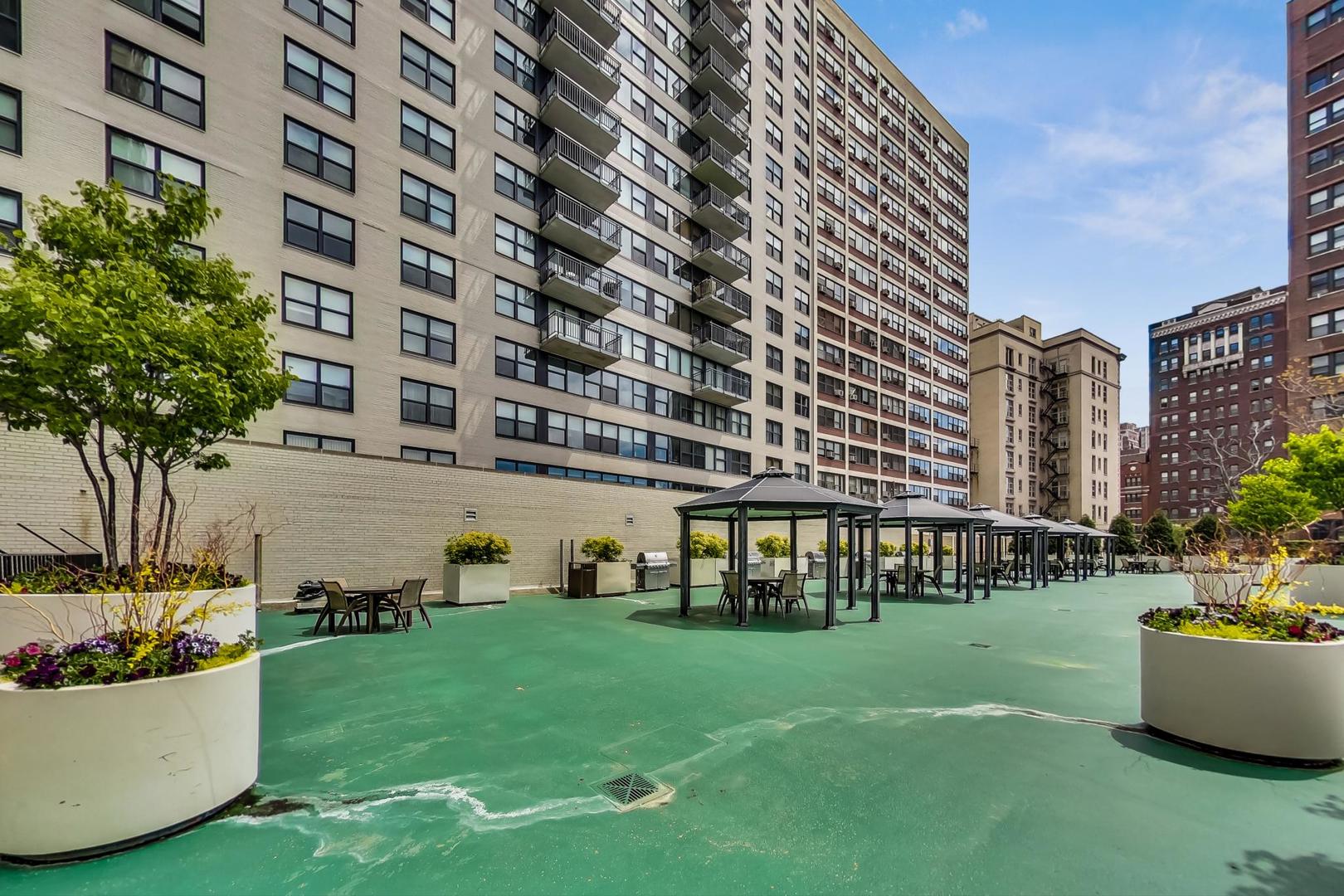 525 W Hawthorne Place Unit: 404