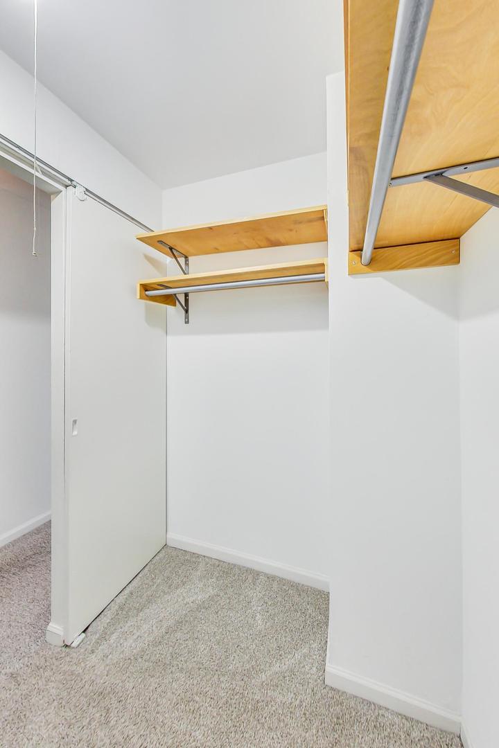 525 W Hawthorne Place Unit: 404