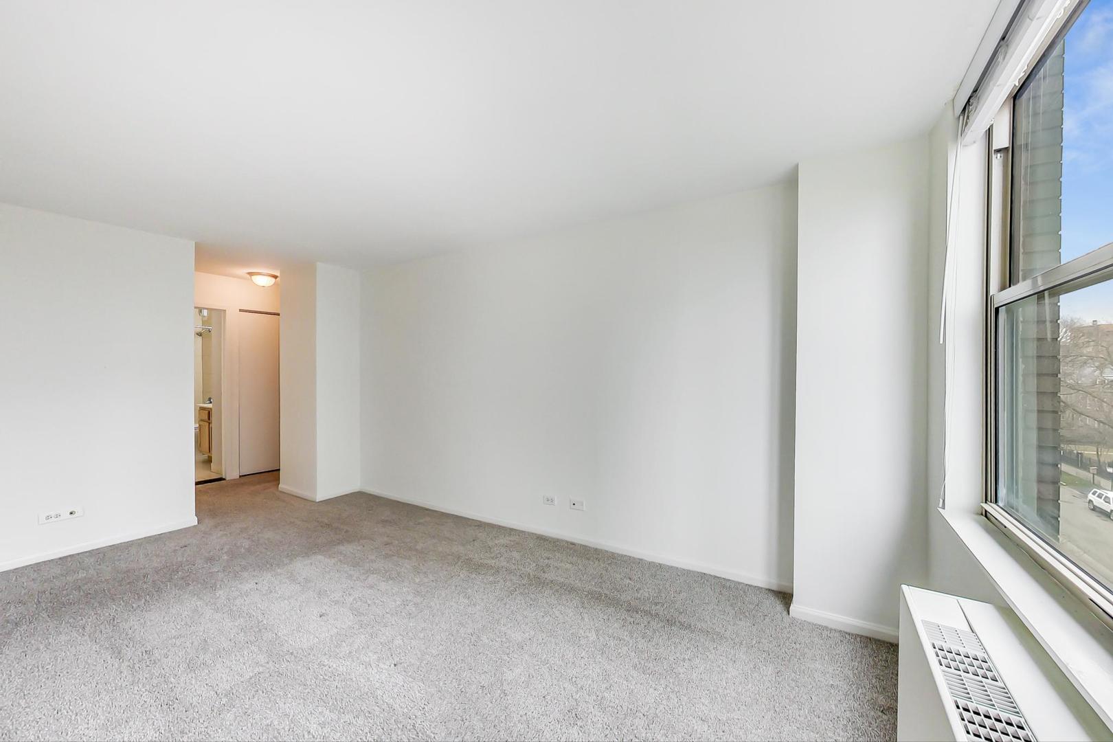 525 W Hawthorne Place Unit: 404