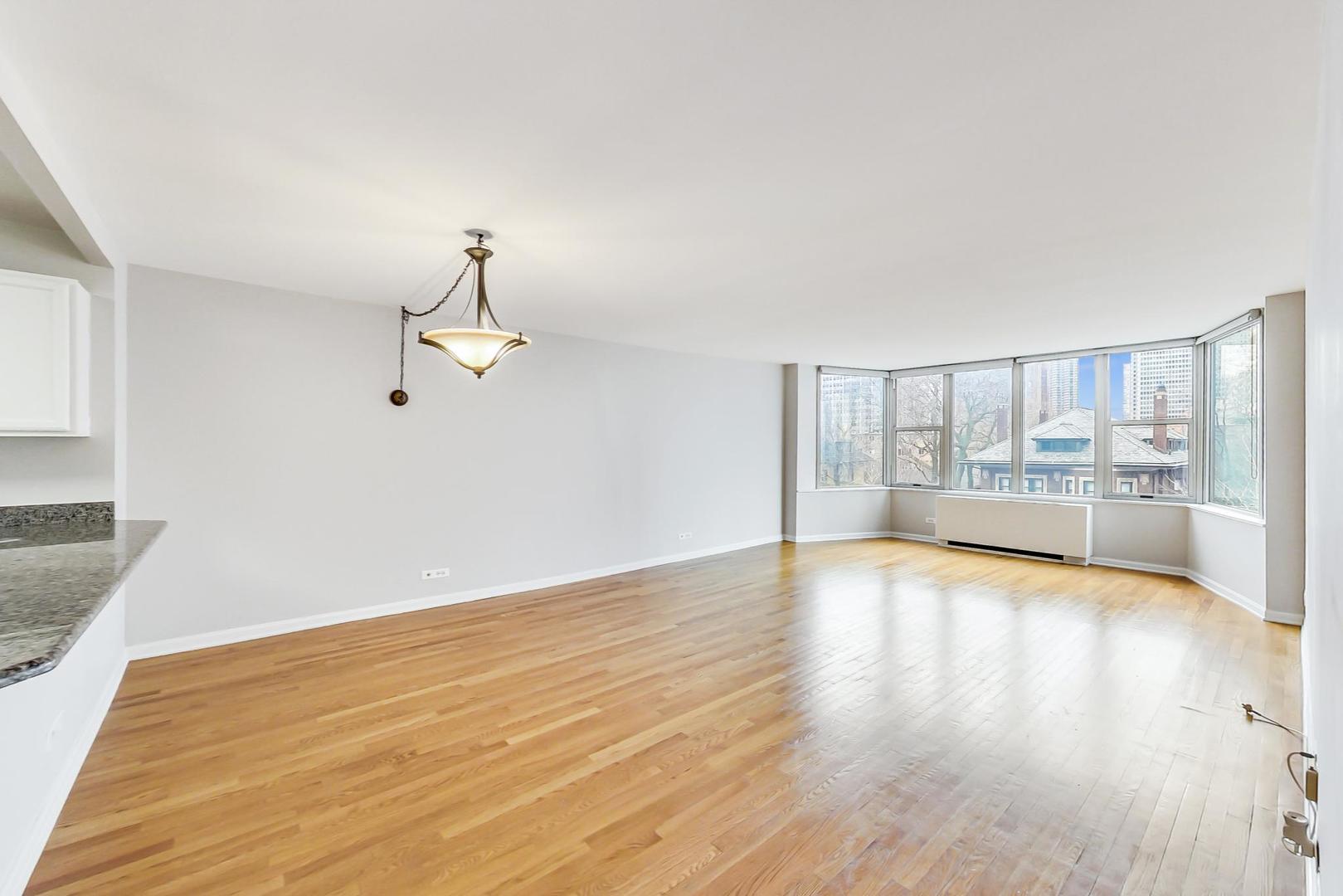 525 W Hawthorne Place Unit: 404