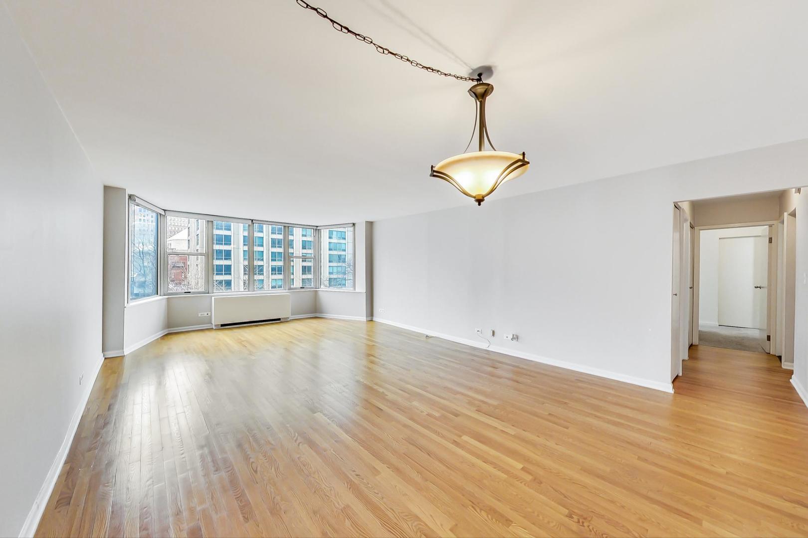 525 W Hawthorne Place Unit: 404