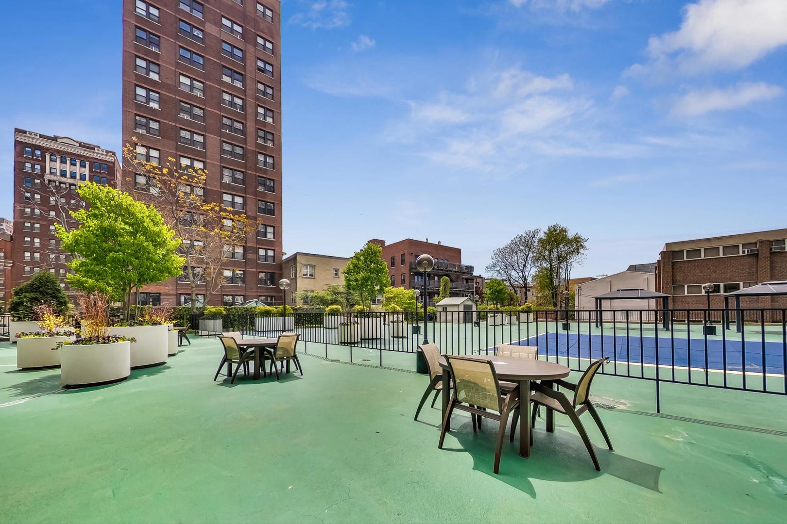 525 W Hawthorne Place Unit: 404