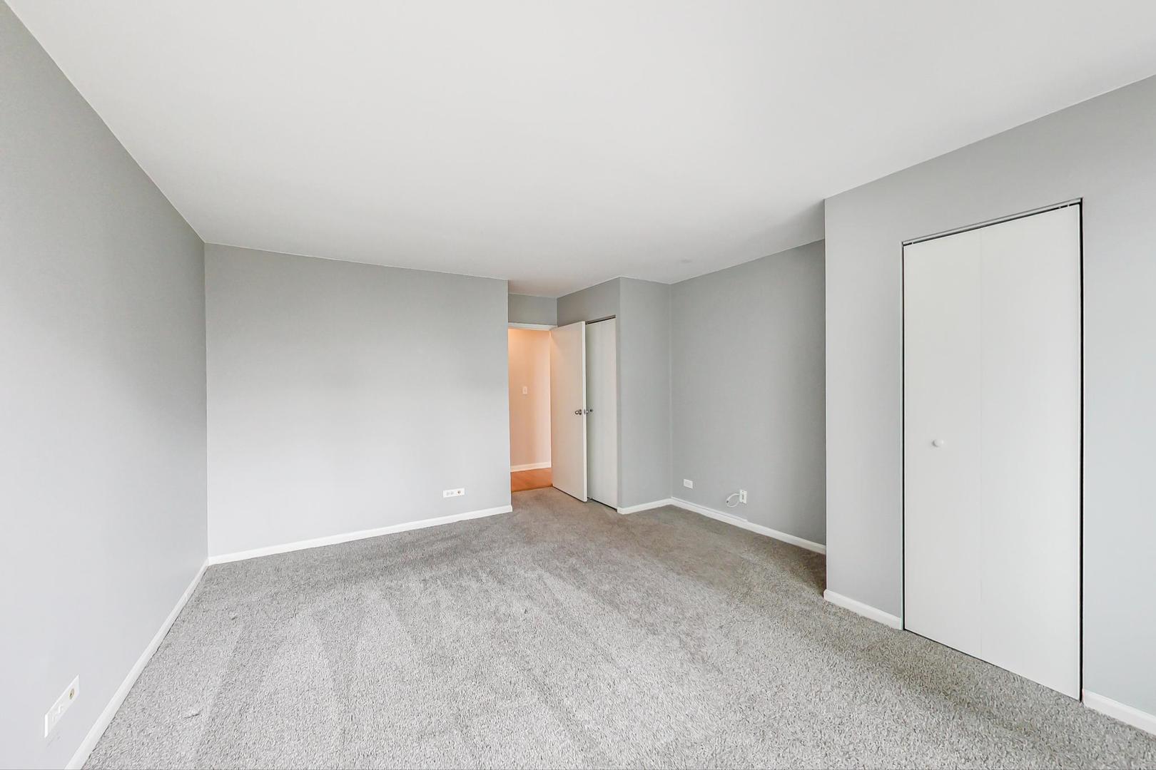 525 W Hawthorne Place Unit: 404