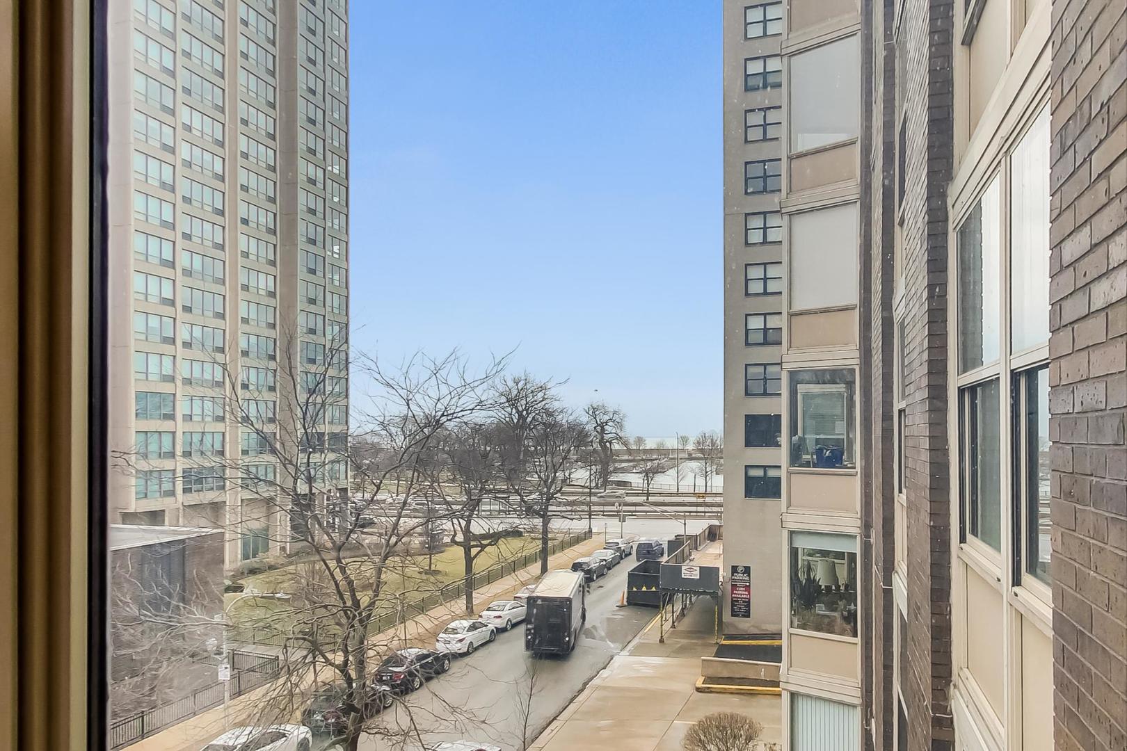 525 W Hawthorne Place Unit: 404
