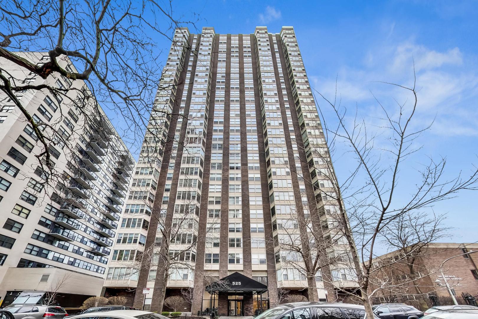 525 W Hawthorne Place Unit: 404