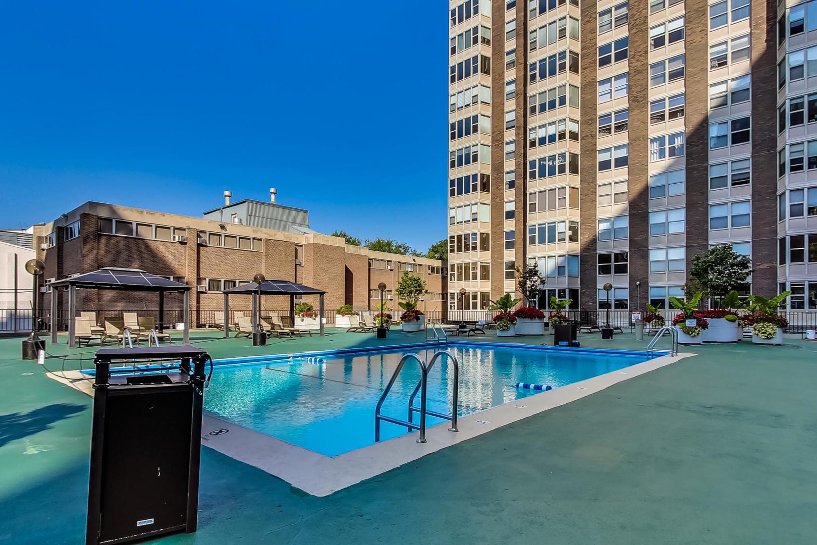 525 W Hawthorne Place Unit: 404