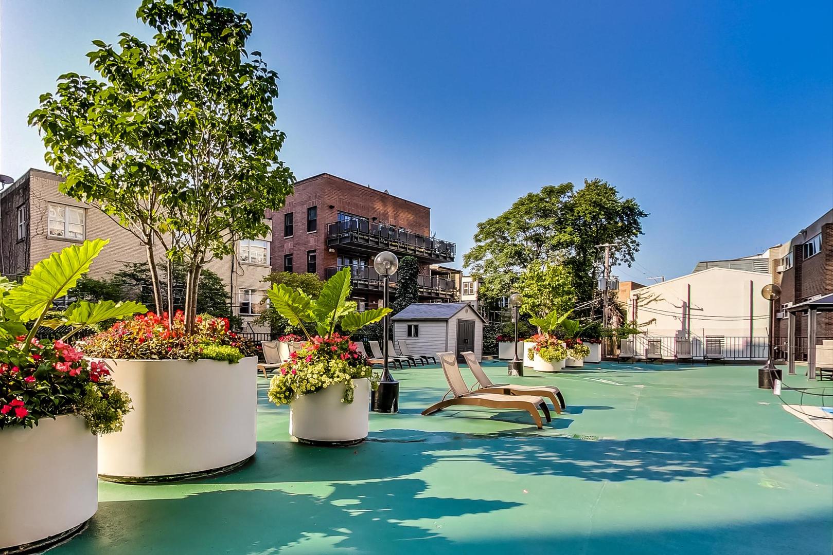 525 W Hawthorne Place Unit: 404
