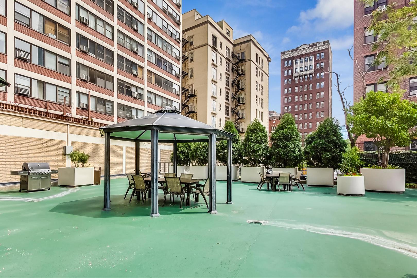 525 W Hawthorne Place Unit: 404