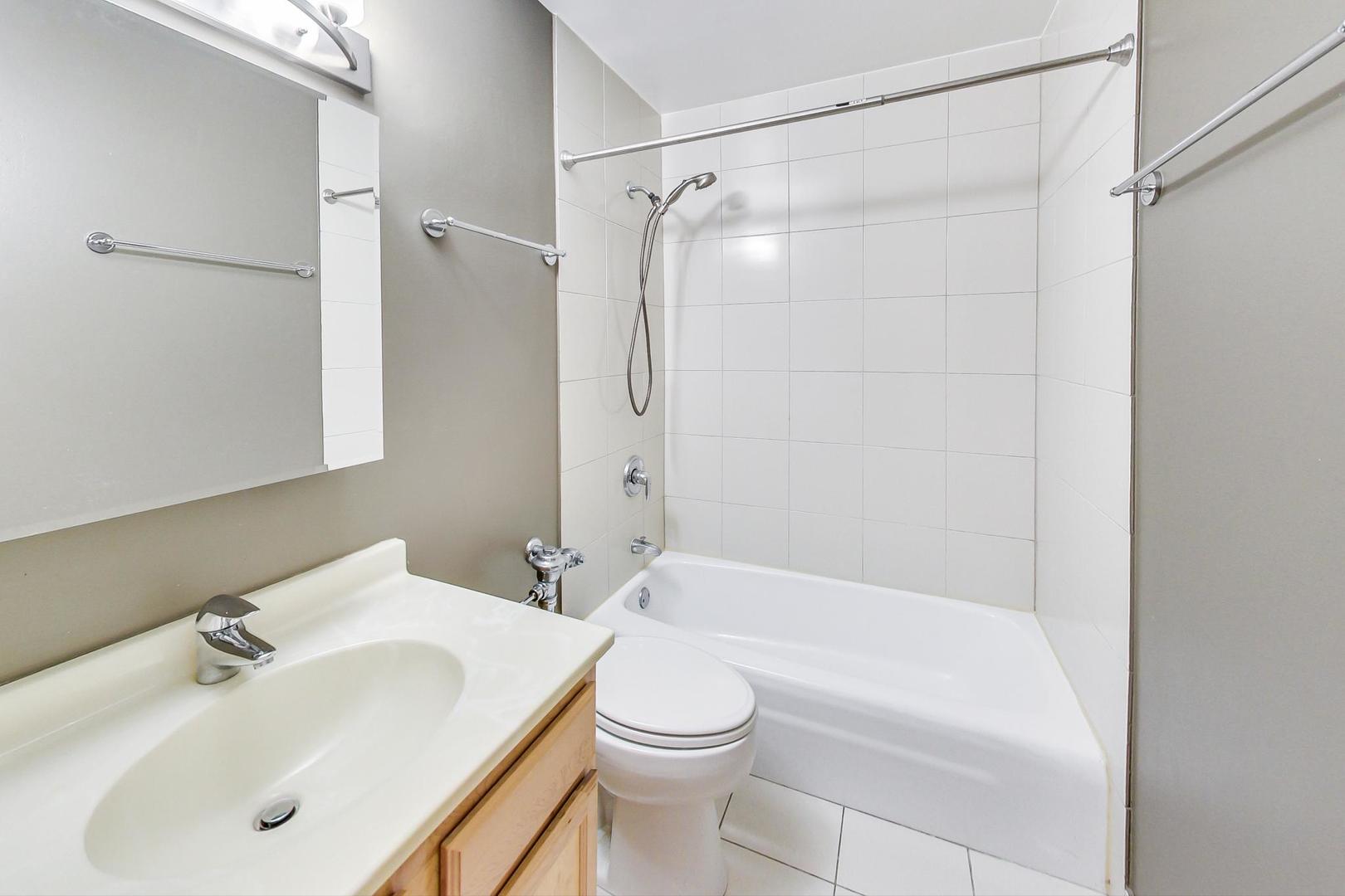 525 W Hawthorne Place Unit: 404
